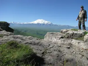 Вдали пастух в горах сидит